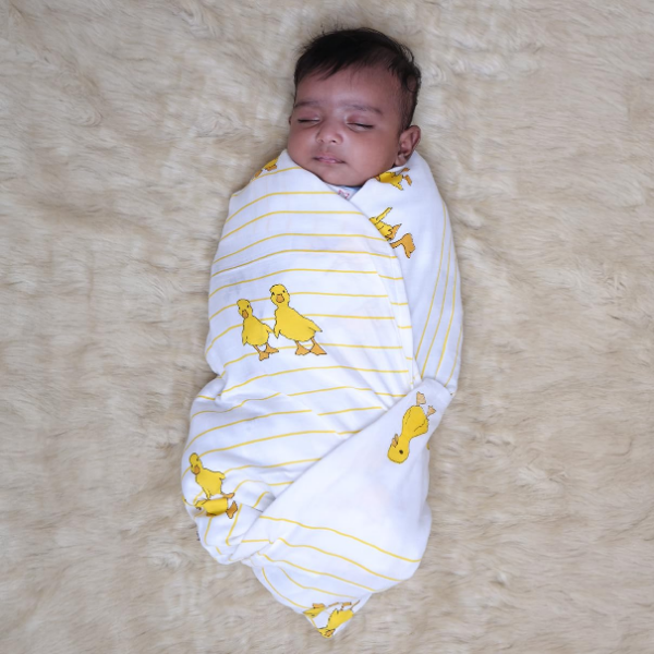 TinyLane newborn baby gift set with two bibs and four bamboo cotton baby washcloths included